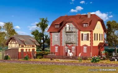H0 Eisenbahner-Wohnhaus mit Baugerüst und Nebengebäude